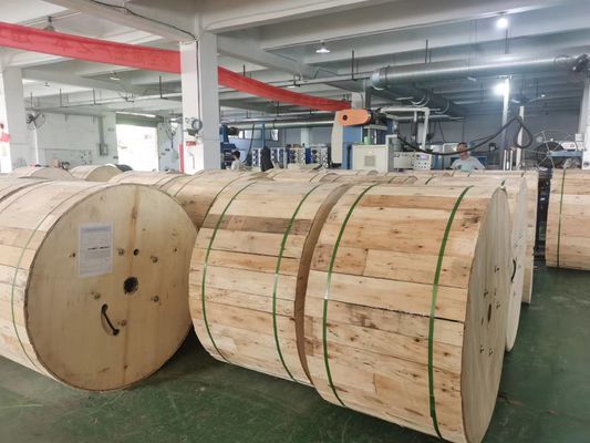 12 สายไฟฟ้าไฟเบอร์ออปติกในภายนอก G652D G657A สายไฟฟ้าไฟเบอร์ออปติกที่ป้อมอยู่บนหัว GYXTW